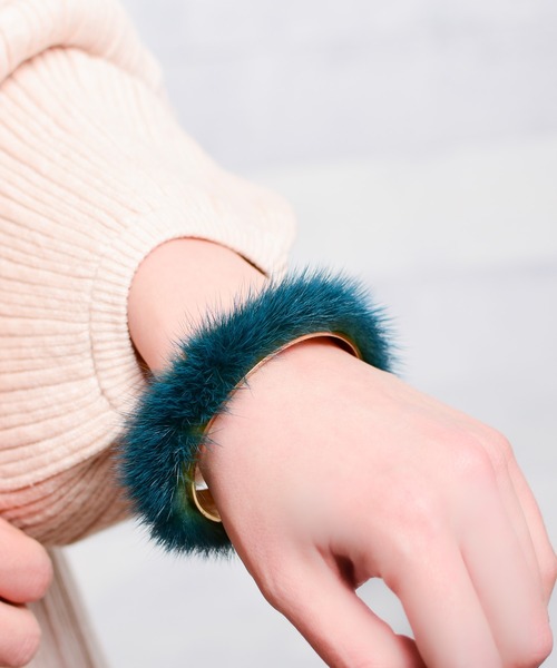 arron（アローン）の「/arron/ナローミンクファーバングル（バングル/リストバンド・レディース・ホワイト/ベージュ/グリーン・FREE）」の9枚目の写真