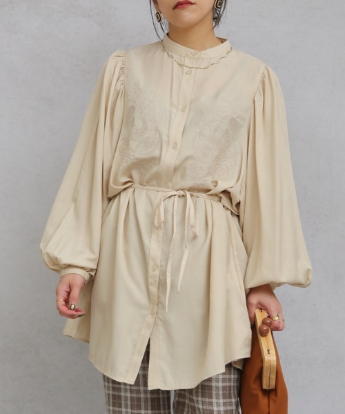 ap retro（アプレトロ）の「刺繍バンドカラーロングシャツ【ZOZOTOWN限定商品】（シャツ/ブラウス・レディース・ブラック/アイボリー/グリーン系その他・FREE）」の2枚目の写真