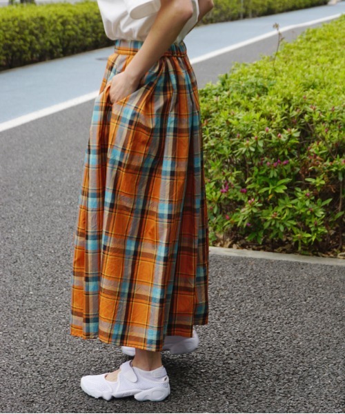 AZUL ENCANTO(アズールエンカント)の「マドラスチェック ボリュームタックロングスカート(スカート・レディース・ベージュ/オレンジ/ブルー・FREE)」の3枚目の写真