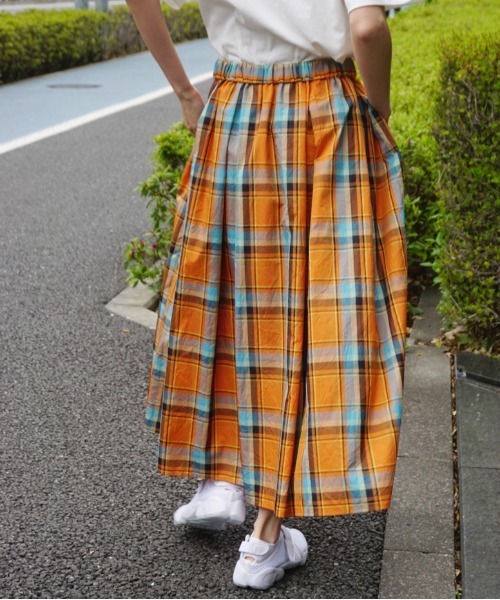AZUL ENCANTO(アズールエンカント)の「マドラスチェック ボリュームタックロングスカート(スカート・レディース・ベージュ/オレンジ/ブルー・FREE)」の19枚目の写真
