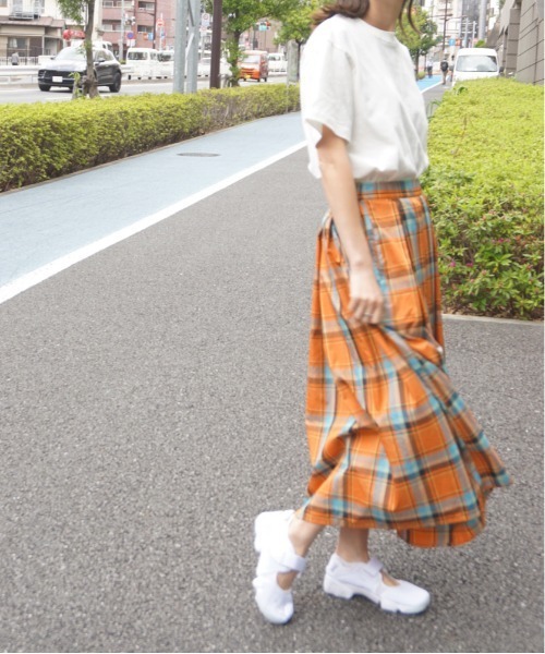 AZUL ENCANTO(アズールエンカント)の「マドラスチェック ボリュームタックロングスカート(スカート・レディース・ベージュ/オレンジ/ブルー・FREE)」の10枚目の写真