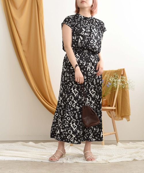 palm RICHE(ポームリシュ)の「サテン英字プリントブラウス(シャツ/ブラウス・レディース・ブラック/ベージュ/オフホワイト・M)」の16枚目の写真