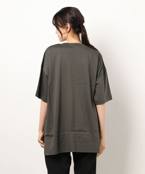 OUVRAGE CLASSE（ウヴラージュクラス）の「OVERTRUE ロゴＴ（Tシャツ/カットソー・レディース・チャコールグレー/オフホワイト・FREE）」の3枚目の写真