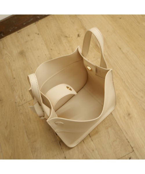 CURI BISCUI（キュリ　ビスキュイ）の「【CURIBISCUI】ベルトモチーフ ２WAYバッグ（ハンドバッグ・レディース・ブラック/グレー/モカ/ライトベージュ・FREE）」の5枚目の写真