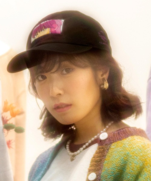 atmos pink（アトモスピンク）の「atmos pink 降幡愛 × atmospink グラフィックCAP（キャップ・レディース・ホワイト/ブラック・FREE）」の2枚目の写真