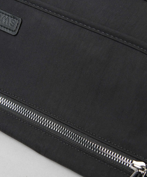 moz（モズ）の「シワ加工ナイロン フラップミニショルダーバッグ / DAILY シリーズ / リモートバッグ / リフレクトチャーム付き（ショルダーバッグ・レディース・ブラック・FREE）」の4枚目の写真