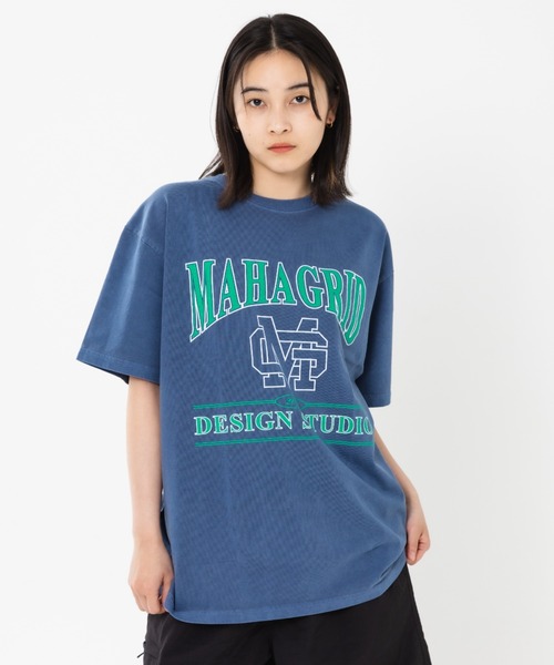 MAHAGRID(マハグリッド)の「A'GEM/9 × .kom『mahagrid/マハグリッド』UNIVERSITY PIGMENT TEE/カレッジ ロゴ ピグメント 半袖Tシャツ(Tシャツ/カットソー・メンズ・チャコールグレー/ライトグレー/ネイビー/グリーン・M/L)」の4枚目の写真