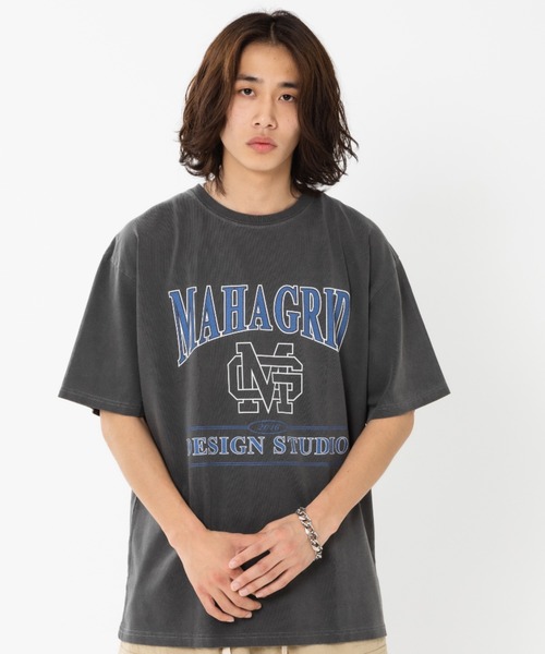 MAHAGRID(マハグリッド)の「A'GEM/9 × .kom『mahagrid/マハグリッド』UNIVERSITY PIGMENT TEE/カレッジ ロゴ ピグメント 半袖Tシャツ(Tシャツ/カットソー・メンズ・チャコールグレー/ライトグレー/ネイビー/グリーン・M/L)」の2枚目の写真