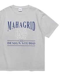 MAHAGRID | A'GEM/9 × .kom『mahagrid/マハグリッド』UNIVERSITY PIGMENT TEE/カレッジ ロゴ ピグメント 半袖Tシャツ(Tシャツ/カットソー)