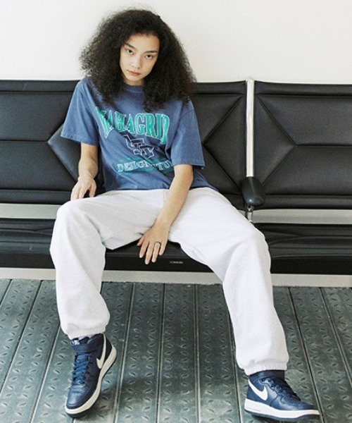 MAHAGRID(マハグリッド)の「A'GEM/9 × .kom『mahagrid/マハグリッド』UNIVERSITY PIGMENT TEE/カレッジ ロゴ ピグメント 半袖Tシャツ(Tシャツ/カットソー・メンズ・チャコールグレー/ライトグレー/ネイビー/グリーン・M/L)」の16枚目の写真