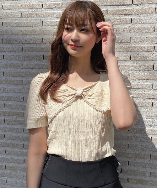 Crea titty&Co. PETIT(クレアティティーアンドコープチ)の「【Crea titty&Co.PETIT】デコルテパールリボントップス(Tシャツ/カットソー・レディース・ベージュ・FREE)」の1枚目の写真