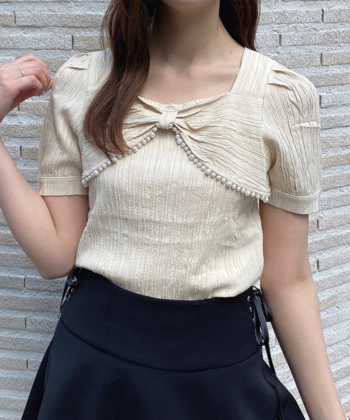 Crea titty&Co. PETIT(クレアティティーアンドコープチ)の「【Crea titty&Co.PETIT】デコルテパールリボントップス(Tシャツ/カットソー・レディース・ベージュ・FREE)」の4枚目の写真