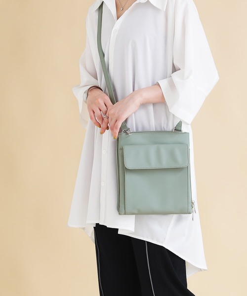 osharewalker(オシャレウォーカー)の「【廃盤】『多収納ポケットショルダーバッグ』(ショルダーバッグ・レディース・グレイッシュブルー/ブラック/アイボリー・FREE)」の1枚目の写真