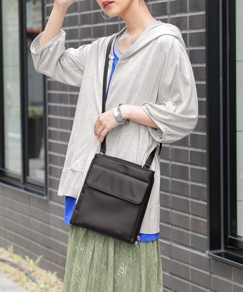 osharewalker(オシャレウォーカー)の「【廃盤】『多収納ポケットショルダーバッグ』(ショルダーバッグ・レディース・グレイッシュブルー/ブラック/アイボリー・FREE)」の3枚目の写真