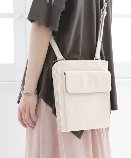 osharewalker(オシャレウォーカー)の「【廃盤】『多収納ポケットショルダーバッグ』(ショルダーバッグ・レディース・グレイッシュブルー/ブラック/アイボリー・FREE)」の13枚目の写真