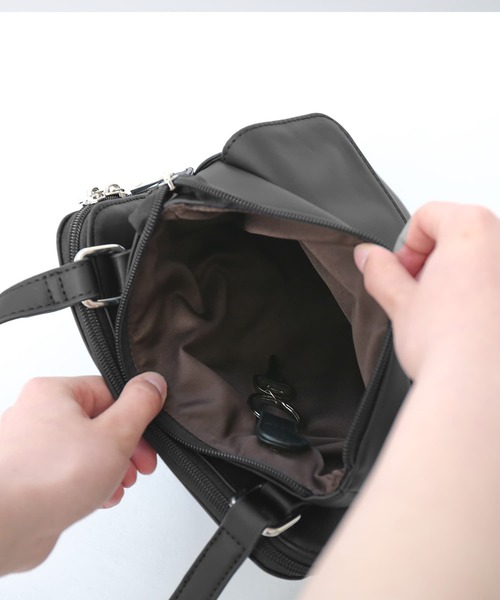 osharewalker(オシャレウォーカー)の「【廃盤】『多収納ポケットショルダーバッグ』(ショルダーバッグ・レディース・グレイッシュブルー/ブラック/アイボリー・FREE)」の18枚目の写真