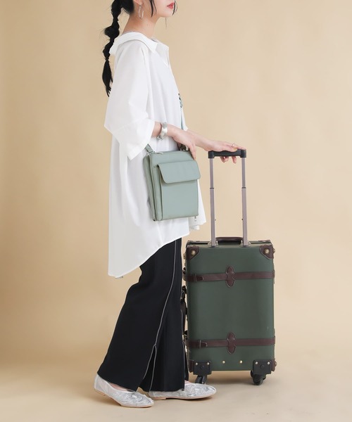 osharewalker(オシャレウォーカー)の「【廃盤】『多収納ポケットショルダーバッグ』(ショルダーバッグ・レディース・グレイッシュブルー/ブラック/アイボリー・FREE)」の5枚目の写真