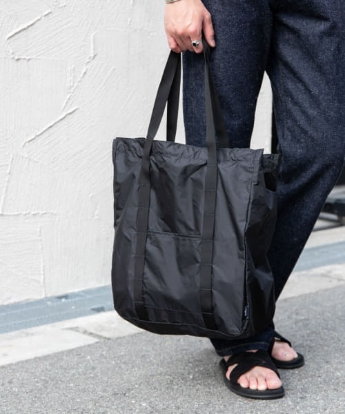 URBAN RESEARCH ROSSO MEN（アーバンリサーチロッソメン）の「WILDTHINGS　PACKABLE 2WAY TOTE（トートバッグ・メンズ・ブラック/グレー・FREE）」の2枚目の写真