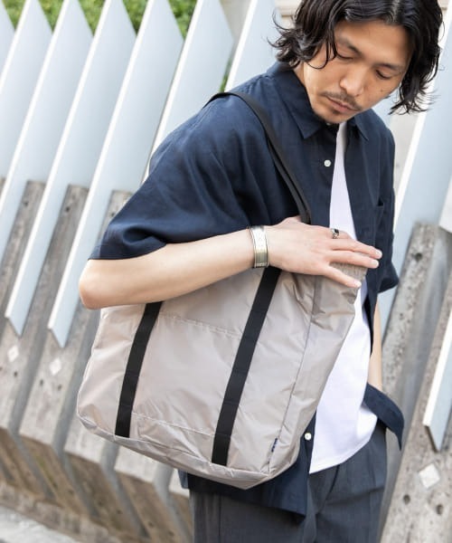 URBAN RESEARCH ROSSO MEN（アーバンリサーチロッソメン）の「WILDTHINGS　PACKABLE 2WAY TOTE（トートバッグ・メンズ・ブラック/グレー・FREE）」の3枚目の写真