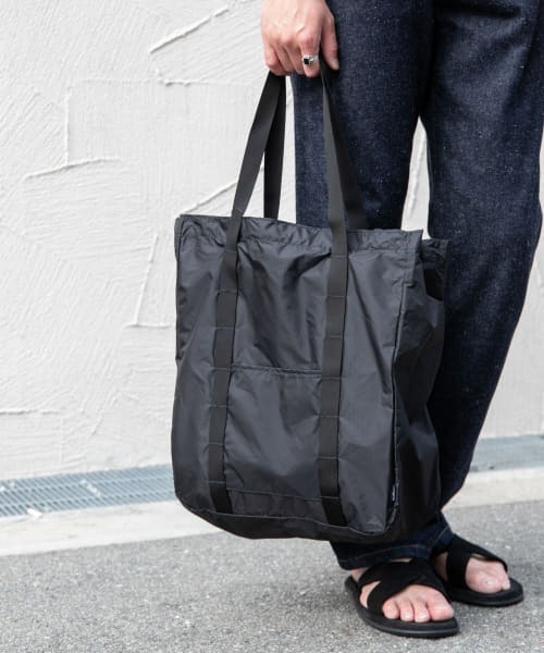 URBAN RESEARCH ROSSO MEN（アーバンリサーチロッソメン）の「WILDTHINGS　PACKABLE 2WAY TOTE（トートバッグ・メンズ・ブラック/グレー・FREE）」の8枚目の写真