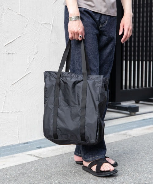 URBAN RESEARCH ROSSO MEN（アーバンリサーチロッソメン）の「WILDTHINGS　PACKABLE 2WAY TOTE（トートバッグ・メンズ・ブラック/グレー・FREE）」の9枚目の写真