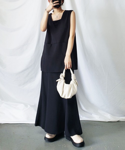 me+em select（ミームセレクト）の「【 セットアップ対応 】サイドスリットVネックオーバージレベスト（ベスト・レディース・ブラック/アイボリー・FREE）」の2枚目の写真