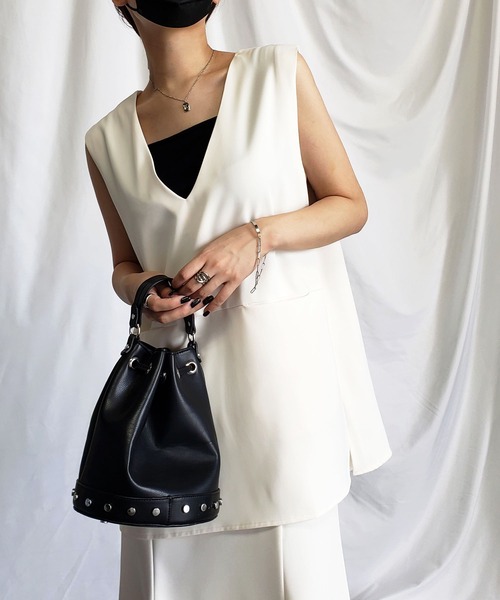 me+em select（ミームセレクト）の「【 セットアップ対応 】サイドスリットVネックオーバージレベスト（ベスト・レディース・ブラック/アイボリー・FREE）」の8枚目の写真