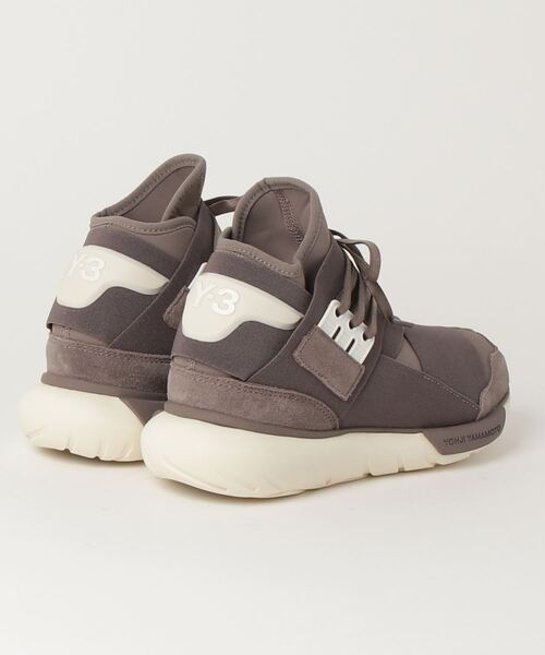 Y-3（ワイスリー）の「Y-3 QASA（スニーカー・メンズ・グレー系・22.5cm/23.0cm/23.5cm/24.0cm/24.5cm/25.0cm/25.5cm/26.0cm/26.5cm/27.0cm/27.5cm/28.0cm/28.5cm/29.0cm/29.5cm）」の2枚目の写真