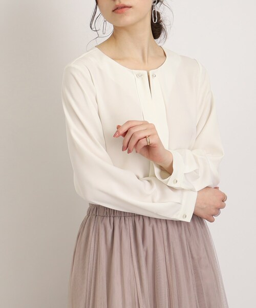 DRESKIP(ドレスキップ)の「◆【華麗に纏う】パ-ル調ピン付き ラウンドネックブラウス(シャツ/ブラウス・レディース・ライトグレー/ネイビー/レモンイエロー/オフホワイト・02/03/04)」の2枚目の写真