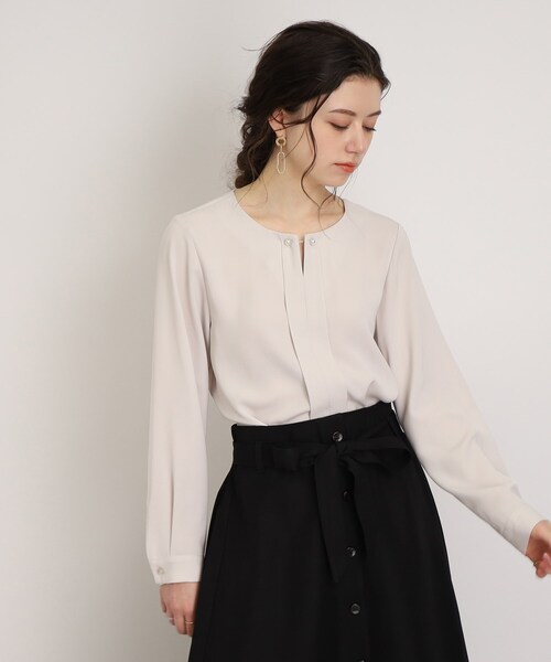 DRESKIP(ドレスキップ)の「◆【華麗に纏う】パ-ル調ピン付き ラウンドネックブラウス(シャツ/ブラウス・レディース・ライトグレー/ネイビー/レモンイエロー/オフホワイト・02/03/04)」の3枚目の写真