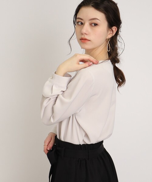 DRESKIP(ドレスキップ)の「◆【華麗に纏う】パ-ル調ピン付き ラウンドネックブラウス(シャツ/ブラウス・レディース・ライトグレー/ネイビー/レモンイエロー/オフホワイト・02/03/04)」の13枚目の写真