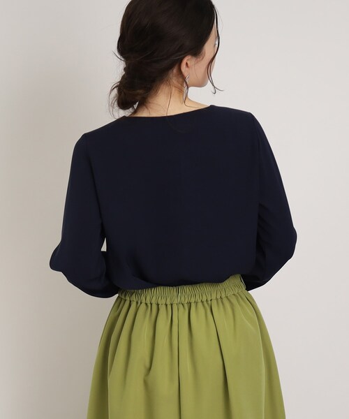 DRESKIP(ドレスキップ)の「◆【華麗に纏う】パ-ル調ピン付き ラウンドネックブラウス(シャツ/ブラウス・レディース・ライトグレー/ネイビー/レモンイエロー/オフホワイト・02/03/04)」の21枚目の写真