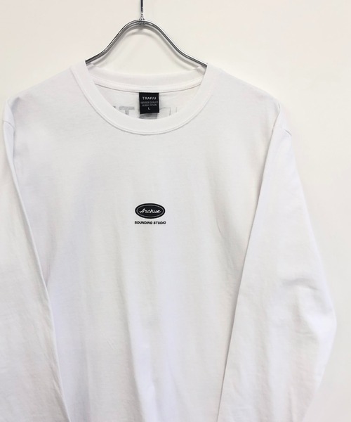TRAP/U (トラップユー)の「ワンポイント&バックメッセージプリント / クルーネック ロングT(Tシャツ/カットソー・メンズ・ホワイト/ブラック/ライトグリーン・L/M)」の1枚目の写真