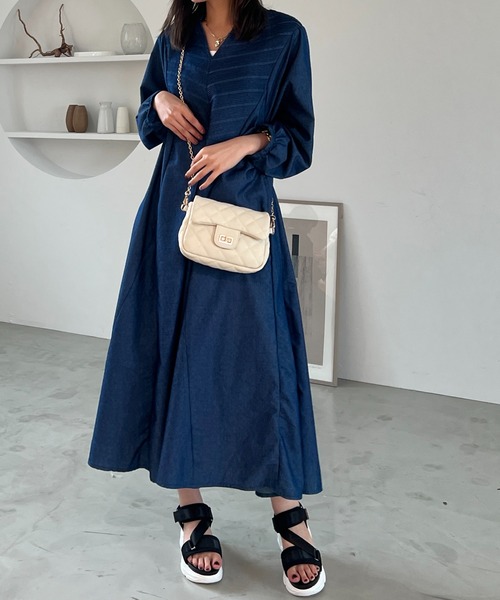 un dix cors（アンディコール）の「さりげなく体型カバーをしてくれる　ピンタックデニムワンピース（ワンピース・レディース・ブルー/サックスブルー・FREE）」の3枚目の写真