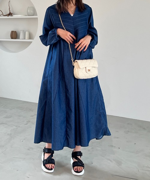 un dix cors（アンディコール）の「さりげなく体型カバーをしてくれる　ピンタックデニムワンピース（ワンピース・レディース・ブルー/サックスブルー・FREE）」の4枚目の写真