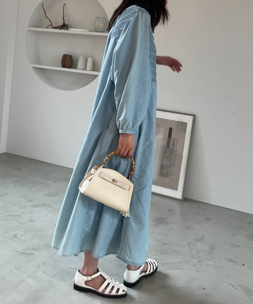 un dix cors（アンディコール）の「さりげなく体型カバーをしてくれる　ピンタックデニムワンピース（ワンピース・レディース・ブルー/サックスブルー・FREE）」の10枚目の写真