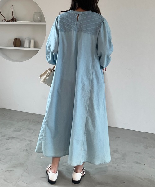 un dix cors（アンディコール）の「さりげなく体型カバーをしてくれる　ピンタックデニムワンピース（ワンピース・レディース・ブルー/サックスブルー・FREE）」の12枚目の写真