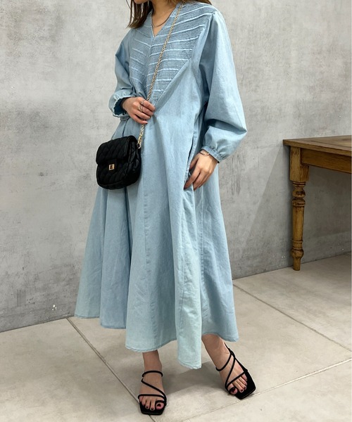 un dix cors（アンディコール）の「さりげなく体型カバーをしてくれる　ピンタックデニムワンピース（ワンピース・レディース・ブルー/サックスブルー・FREE）」の13枚目の写真