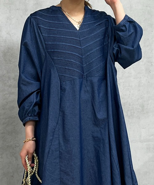 un dix cors（アンディコール）の「さりげなく体型カバーをしてくれる　ピンタックデニムワンピース（ワンピース・レディース・ブルー/サックスブルー・FREE）」の21枚目の写真