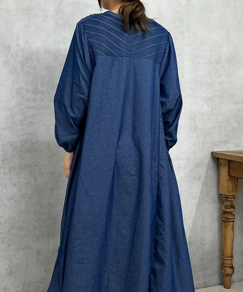 un dix cors（アンディコール）の「さりげなく体型カバーをしてくれる　ピンタックデニムワンピース（ワンピース・レディース・ブルー/サックスブルー・FREE）」の20枚目の写真