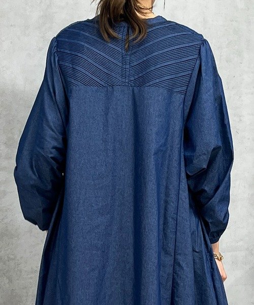 un dix cors（アンディコール）の「さりげなく体型カバーをしてくれる　ピンタックデニムワンピース（ワンピース・レディース・ブルー/サックスブルー・FREE）」の19枚目の写真