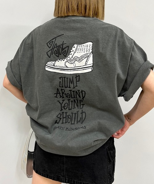 WHO'S WHO gallery（フーズフーギャラリー）の「COOPER FACT スニーカービッグTEE（Tシャツ/カットソー・レディース・ブラック/ホワイト/ブラウン/ベージュ/ネイビー/チャコールグレー・FREE）」の3枚目の写真