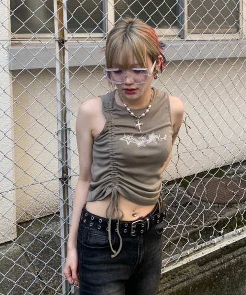 XU（エックスユー）の「ストリートファッション XU エックスユー unbalance shirring top アンバランストップス シャーリングトップス スリーブレス ノースリーブ（タンクトップ・レディース・ブラック/カーキ・ONE SIZE）」の6枚目の写真