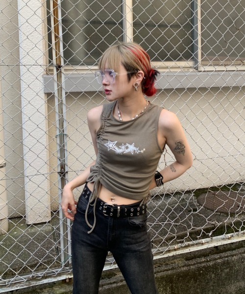 XU（エックスユー）の「ストリートファッション XU エックスユー unbalance shirring top アンバランストップス シャーリングトップス スリーブレス ノースリーブ（タンクトップ・レディース・ブラック/カーキ・ONE SIZE）」の7枚目の写真