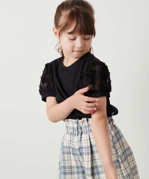 a.v.v（アーヴェヴェ）の「[100-130]【セットアップ対応】パフスリーブ異素材Ｔシャツ（Tシャツ/カットソー・キッズ・ブラック/ライトブルー/ホワイト・110/100/120/130）」の2枚目の写真