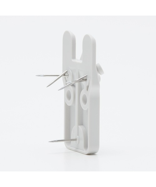 無印良品（ムジルシリョウヒン）の「壁に付けられる家具３連ハンガー　オーク材突板　ライトグレー（インテリア雑貨・メンズ・ライトグレー・FREE）」の7枚目の写真