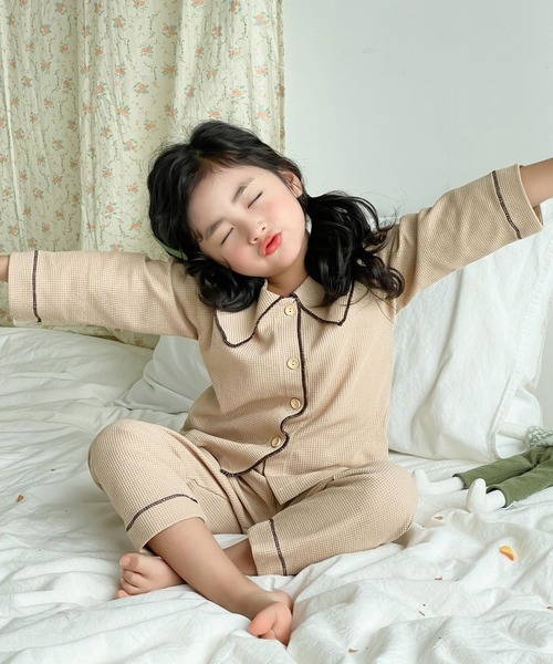 DAY CLOSET（デイ クローゼット）の「キッズ 長袖ワッフルパイピングラウンドカラールームウェア 上下2点セット（ルームウェア/パジャマ・キッズ・モカ/ピンク/アイボリー/ライラック/ベージュ系その他/コーラルピンク/グレイッシュベージュ/パープル・120cm/150cm/110cm/160cm/140cm/130cm）」の16枚目の写真