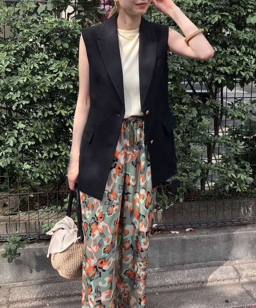 audrey and john wad(オードリーアンドジョンワッド)の「ラメ糸ツイルピークドラペルベスト(ベスト・レディース・ナチュラル/ブラック/グレー・FREE)」の10枚目の写真