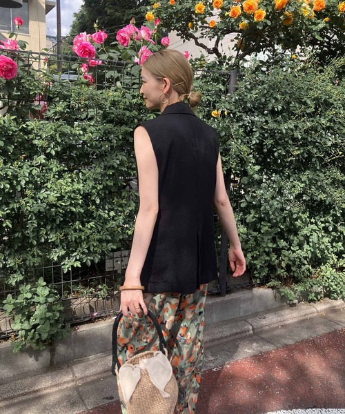 audrey and john wad(オードリーアンドジョンワッド)の「ラメ糸ツイルピークドラペルベスト(ベスト・レディース・ナチュラル/ブラック/グレー・FREE)」の12枚目の写真