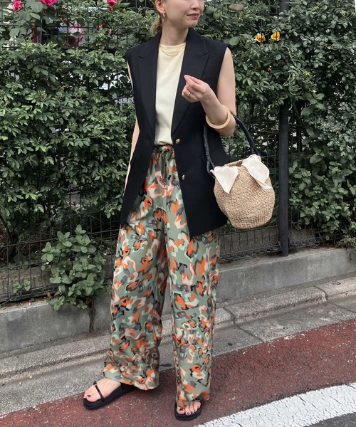 audrey and john wad(オードリーアンドジョンワッド)の「ラメ糸ツイルピークドラペルベスト(ベスト・レディース・ナチュラル/ブラック/グレー・FREE)」の16枚目の写真